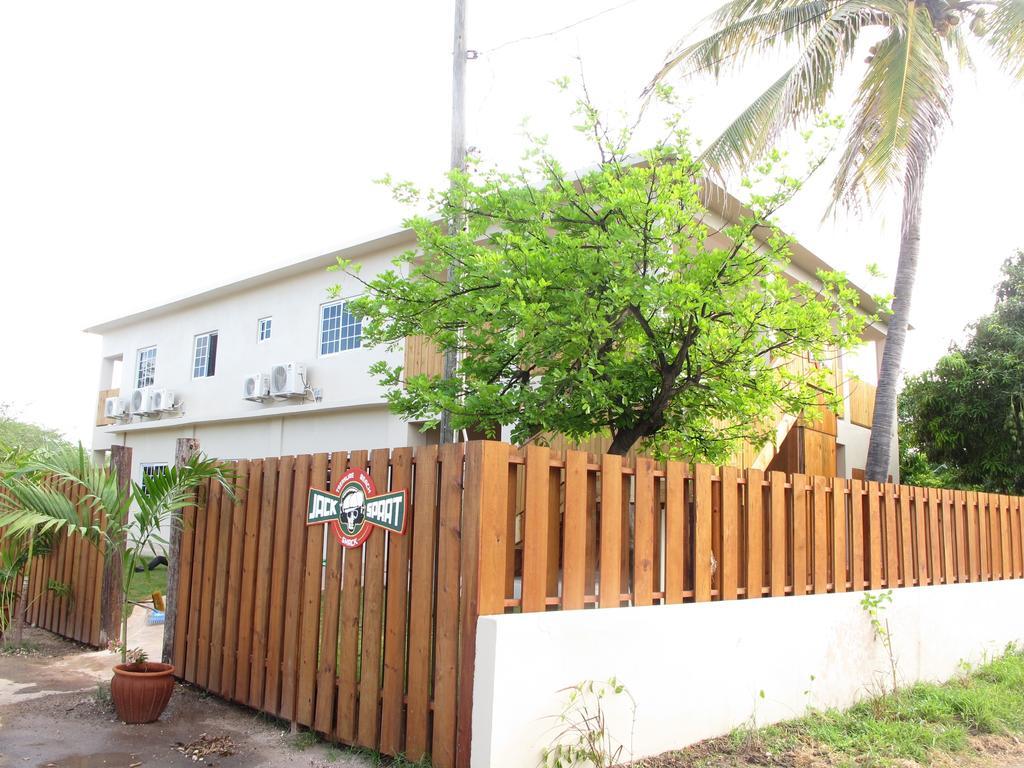 Just Next Door Hostel Treasure Beach Exterior foto