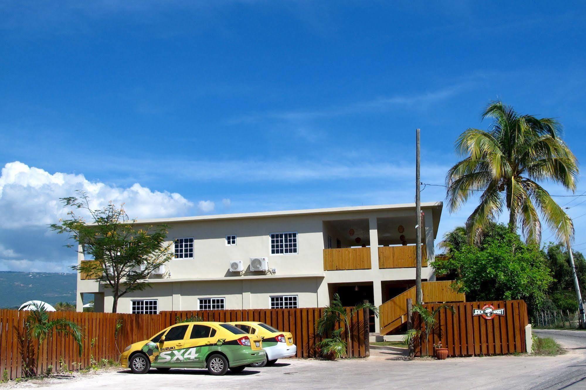Just Next Door Hostel Treasure Beach Exterior foto